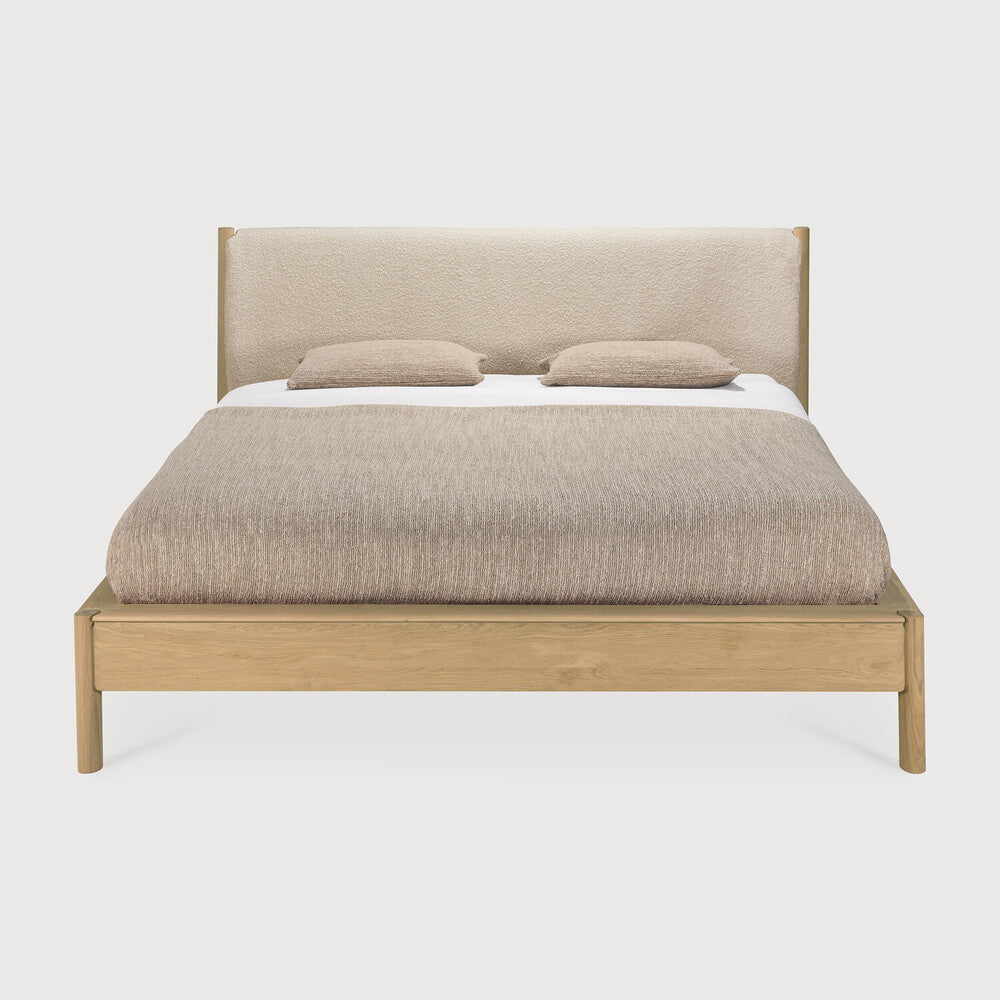 Letto Ethnicraft PI in rovere massello – design naturale e scultoreo per camere essenziali ed eleganti