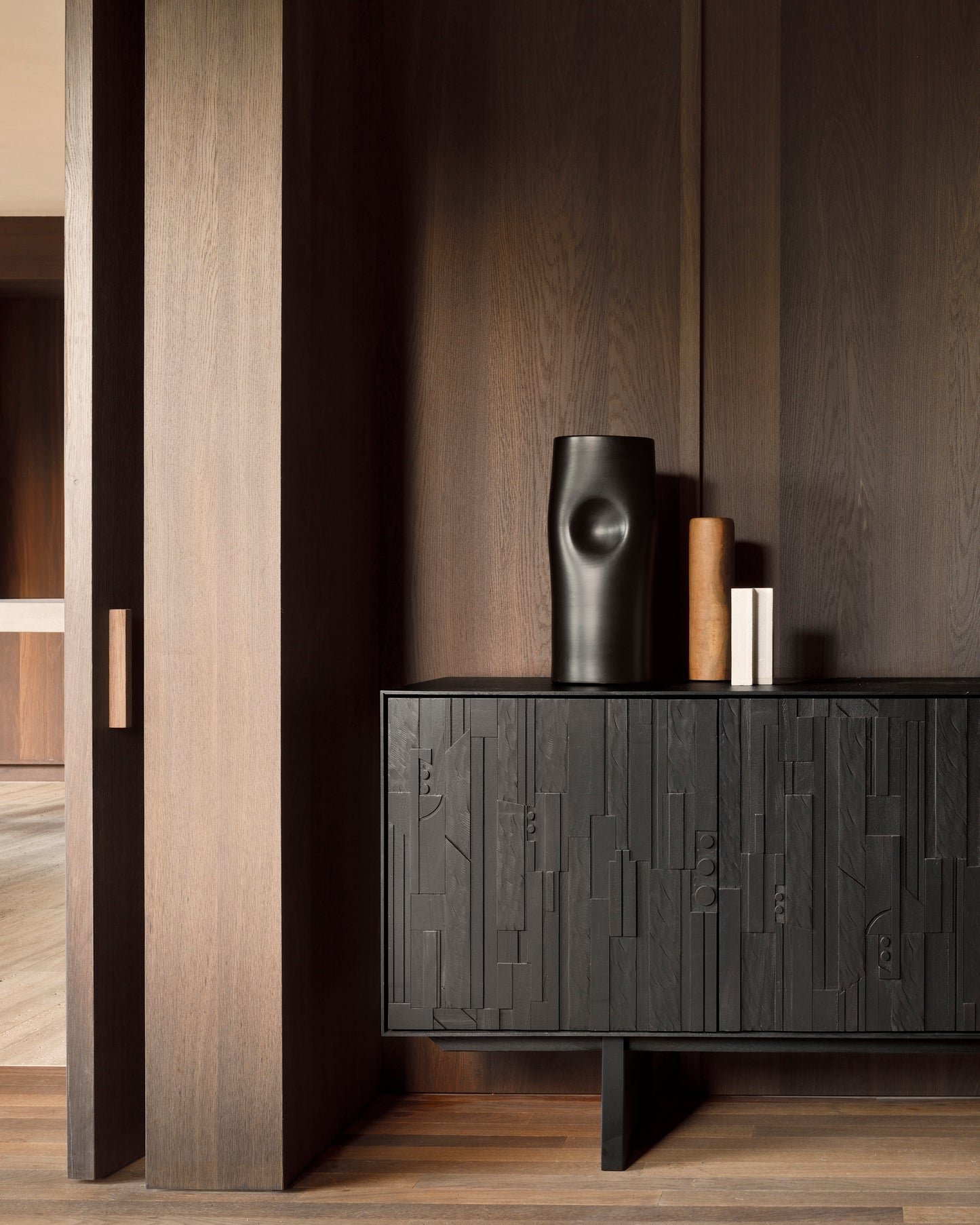 Madia Ethnicraft Mosaic in legno massello – credenza di design scultorea con ante intarsiate