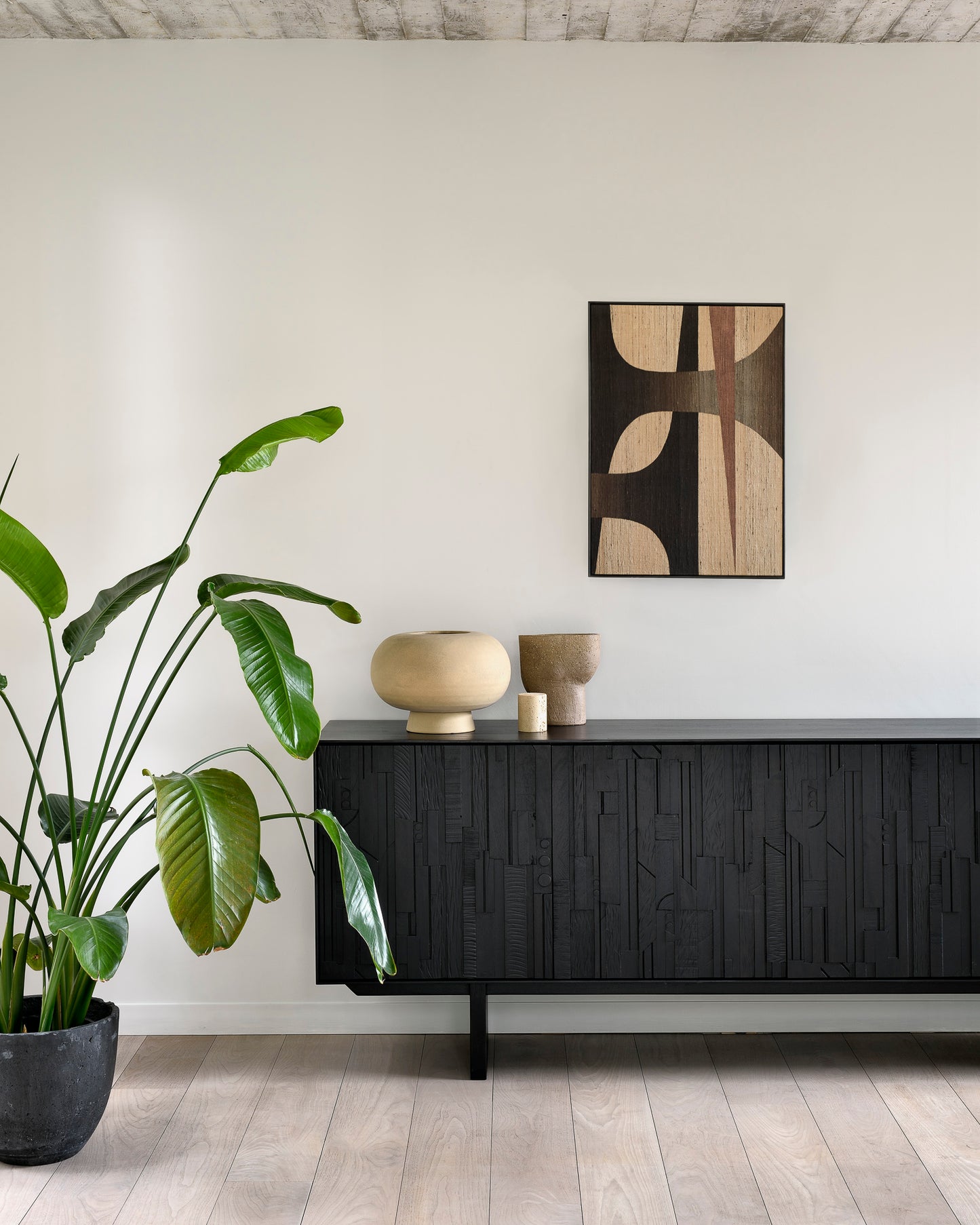 Madia Ethnicraft Mosaic in legno massello – credenza di design scultorea con ante intarsiate