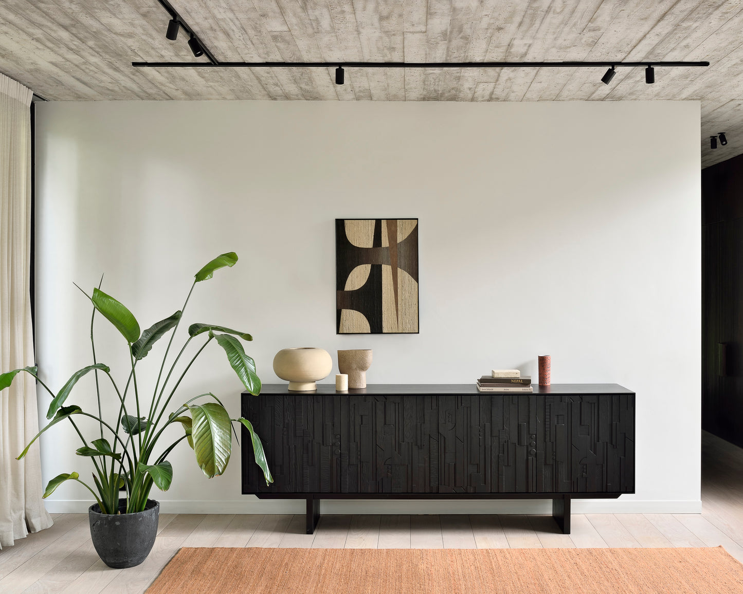 Madia Ethnicraft Mosaic in legno massello – credenza di design scultorea con ante intarsiate