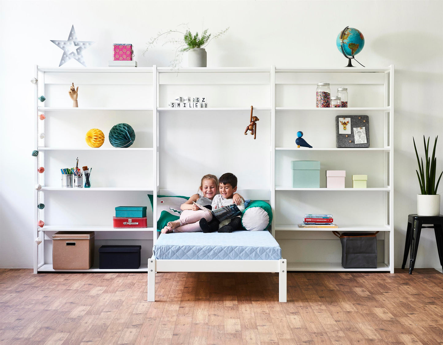 Hoppekids STOREY bookshelf with 14 shelves and bed