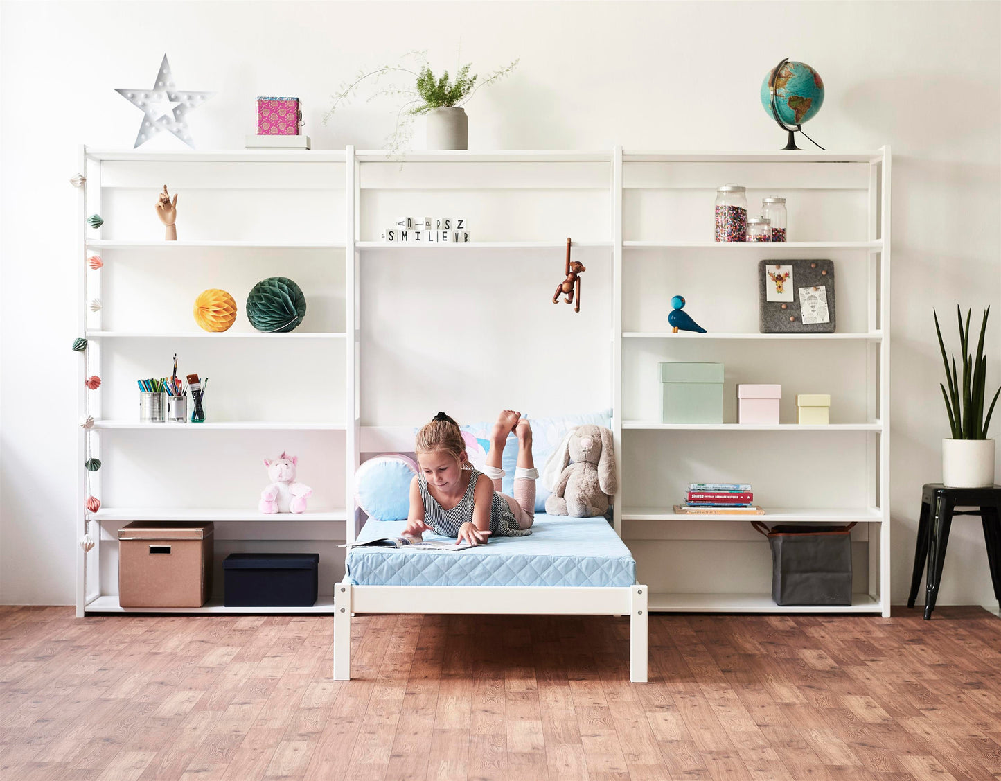 Hoppekids STOREY bookshelf with 14 shelves and bed