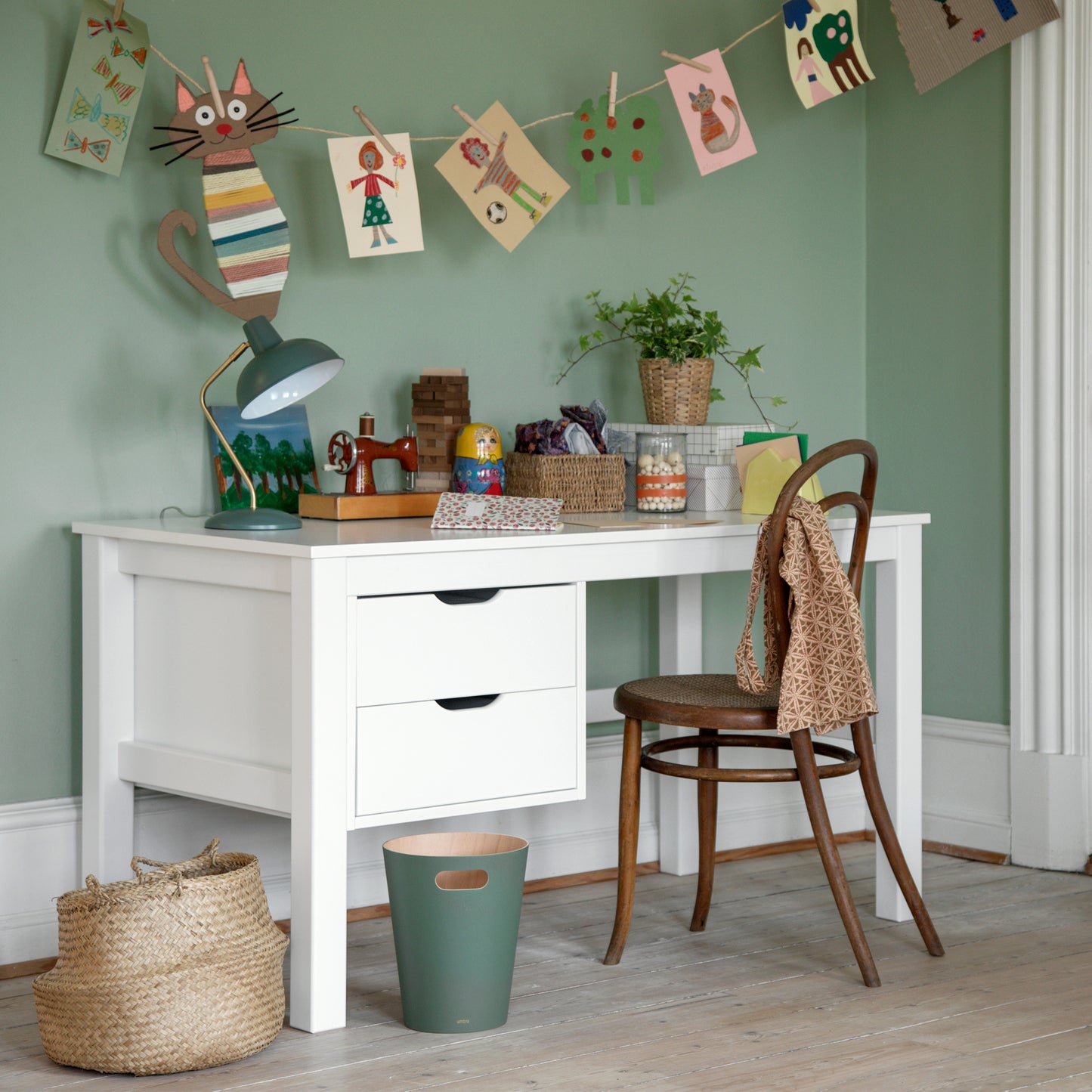 Hoppekids desk with drawers