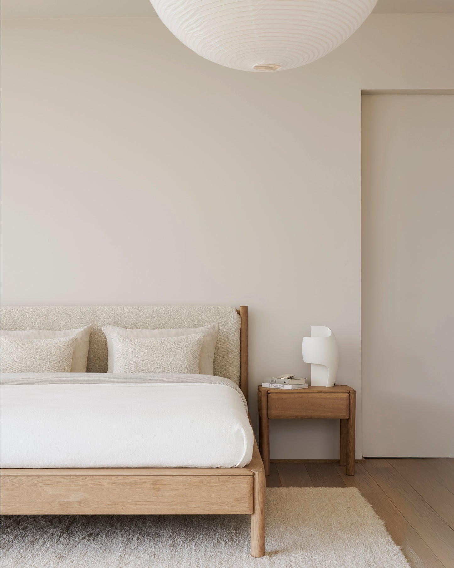 Letto Ethnicraft PI in rovere massello – design naturale e scultoreo per camere essenziali ed eleganti