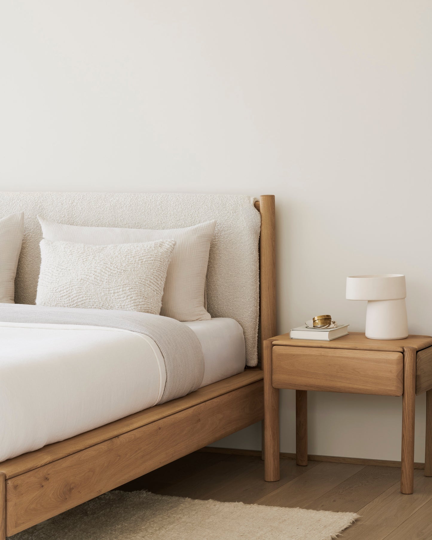 Letto Ethnicraft PI in rovere massello – design naturale e scultoreo per camere essenziali ed eleganti