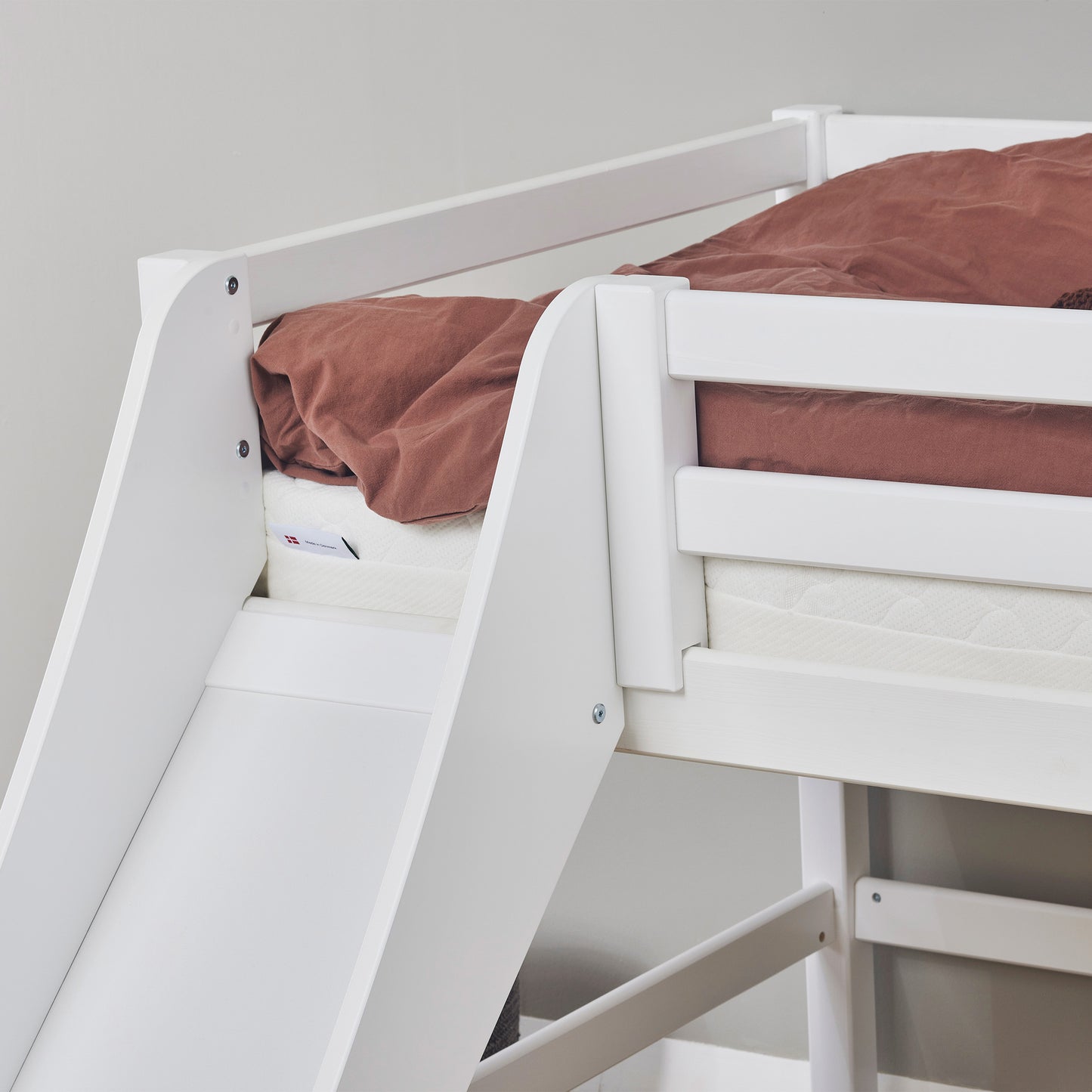 Hoppekids ECO Dream half high bed with slide