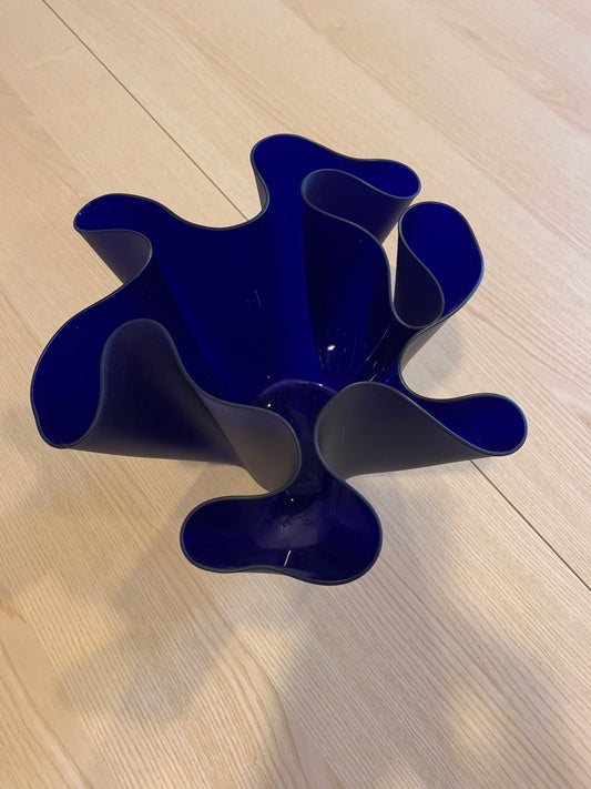Cartoccio – Fontana Arte | Pietro Chiesa – Vaso iconico in vetro blu cobalto