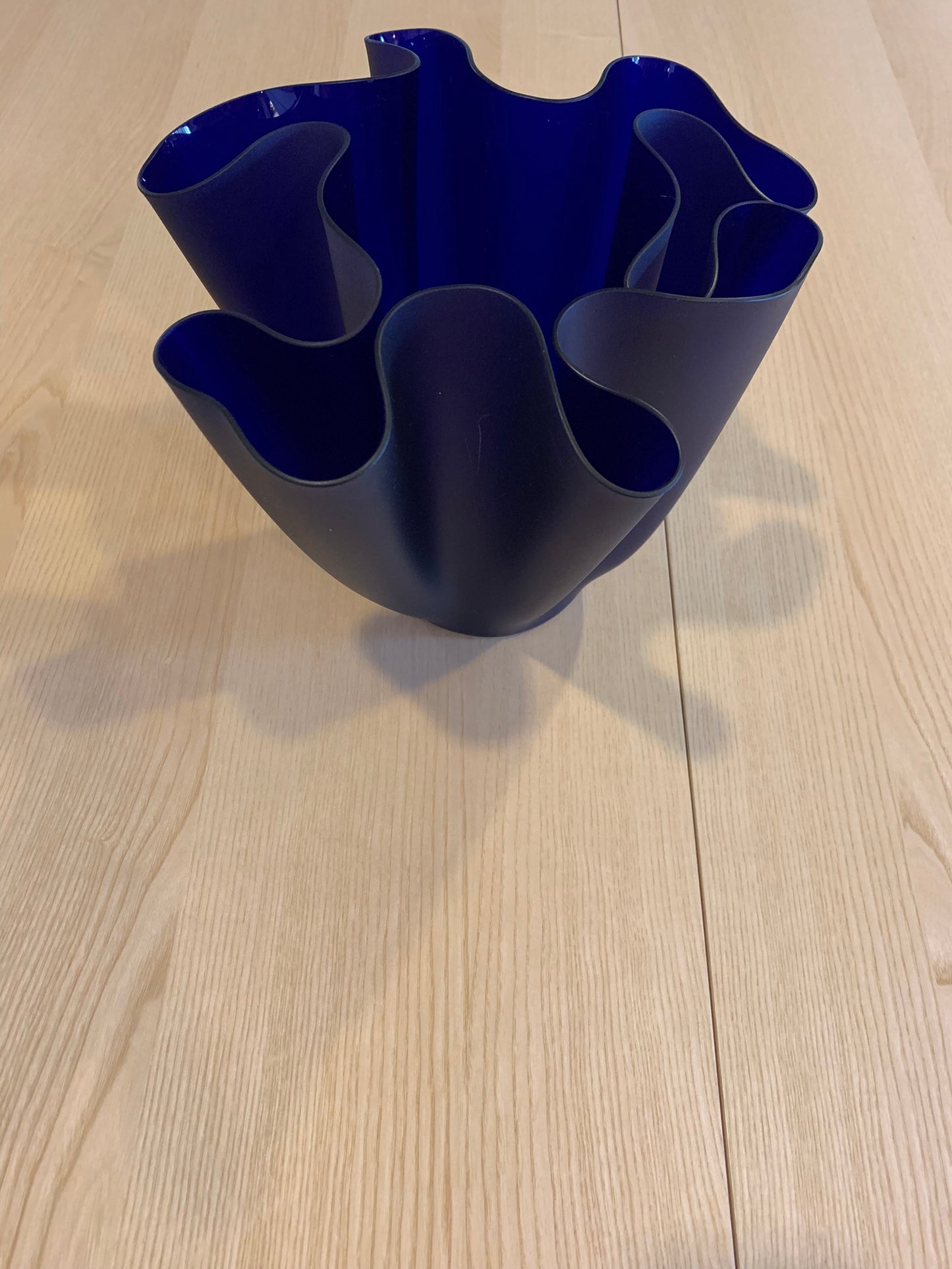 Cartoccio – Fontana Arte | Pietro Chiesa – Vaso iconico in vetro blu cobalto