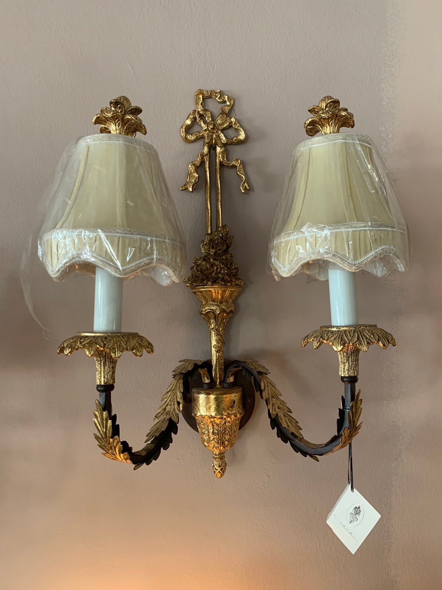 Coppia di applique neoclassiche dorate a foglia – Casabella Collection