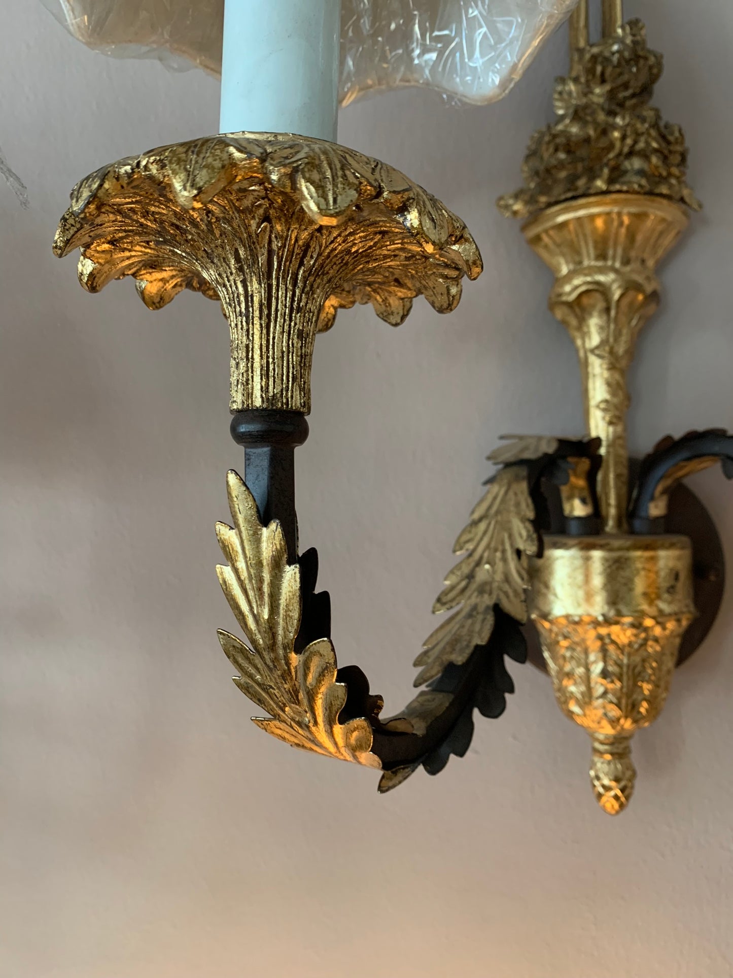 Coppia di applique neoclassiche dorate a foglia – Casabella Collection