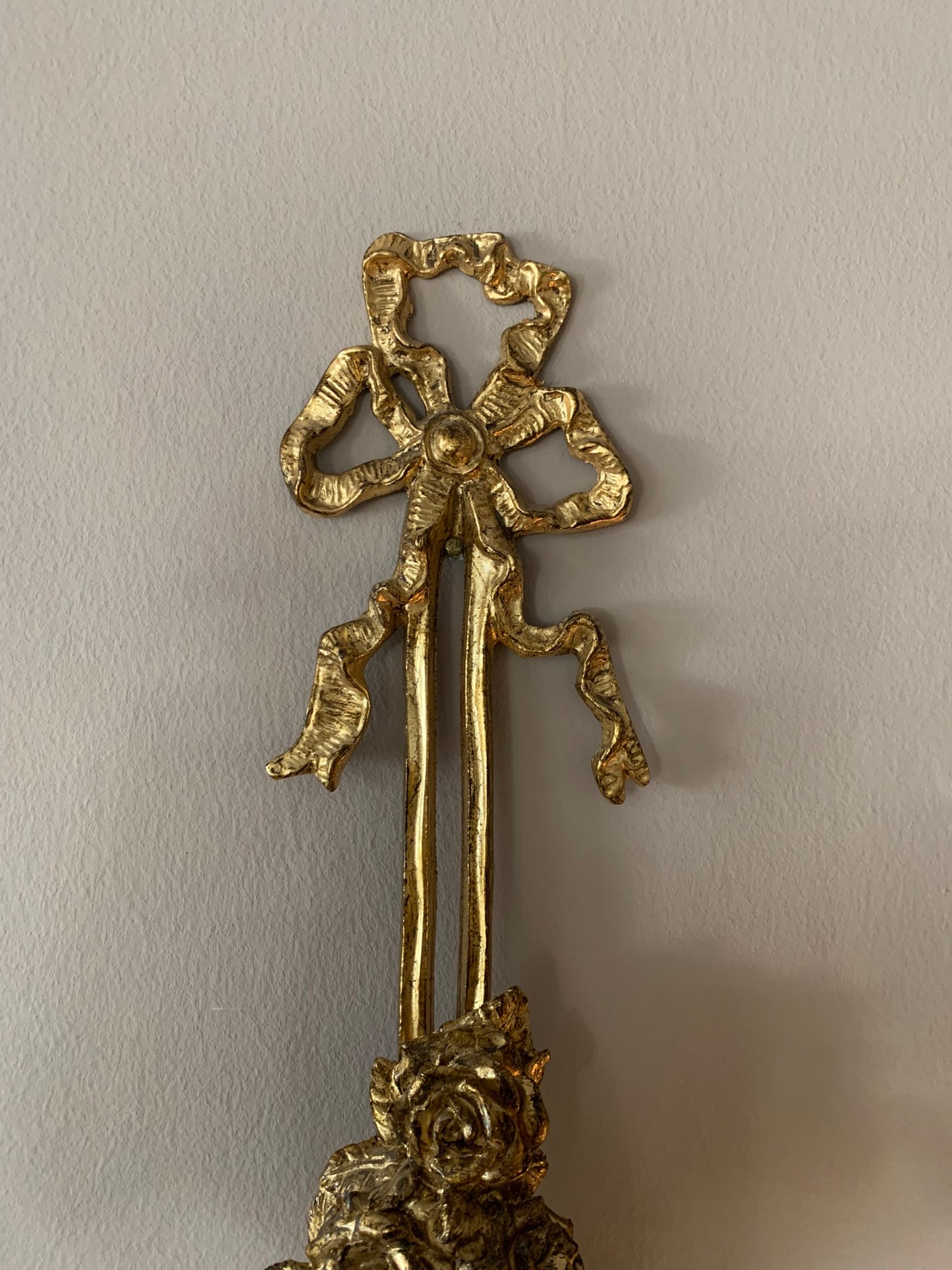 Coppia di applique neoclassiche dorate a foglia – Casabella Collection