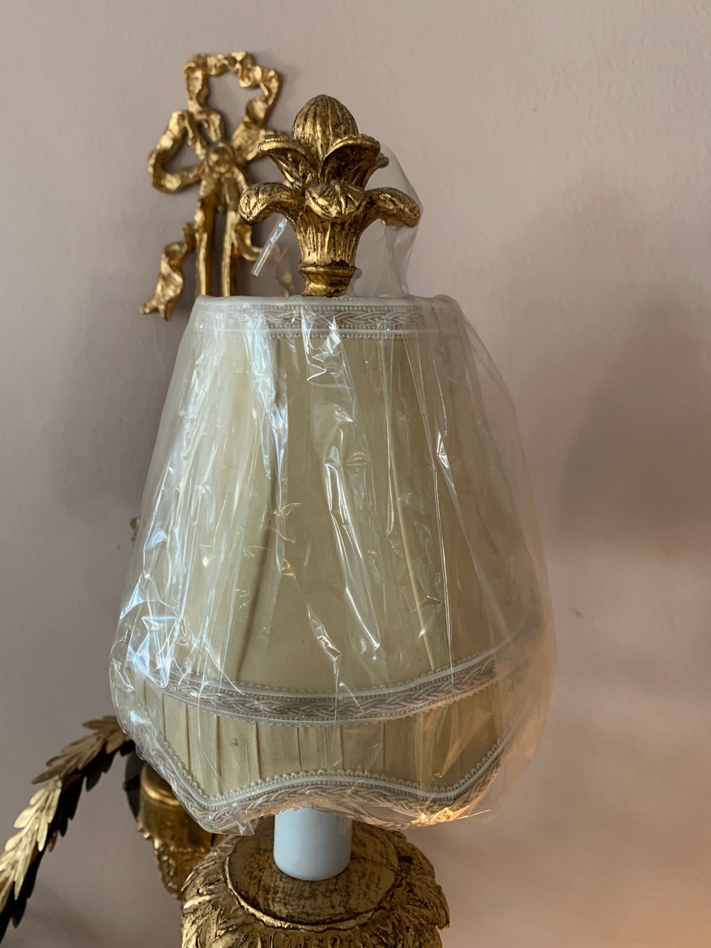 Coppia di applique neoclassiche dorate a foglia – Casabella Collection