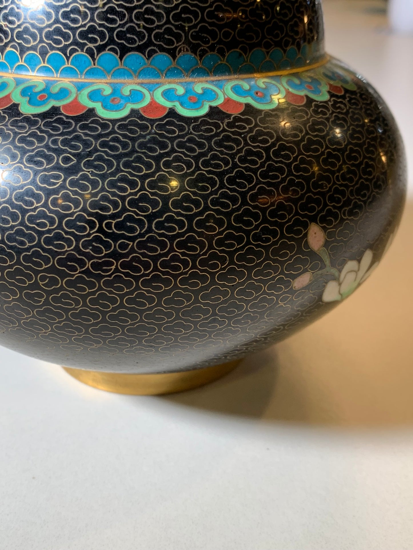 Vaso Cloisonné Cinese Vintage – Smalti Policromi su Fondo Nero