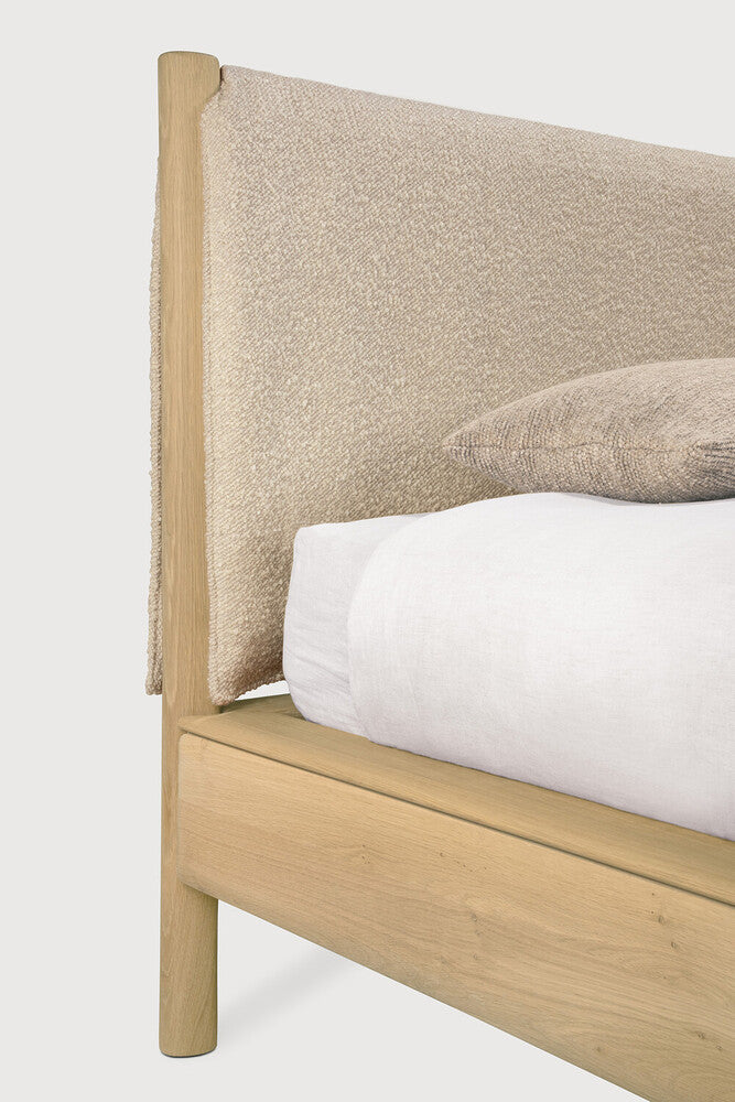 Letto Ethnicraft PI in rovere massello – design naturale e scultoreo per camere essenziali ed eleganti