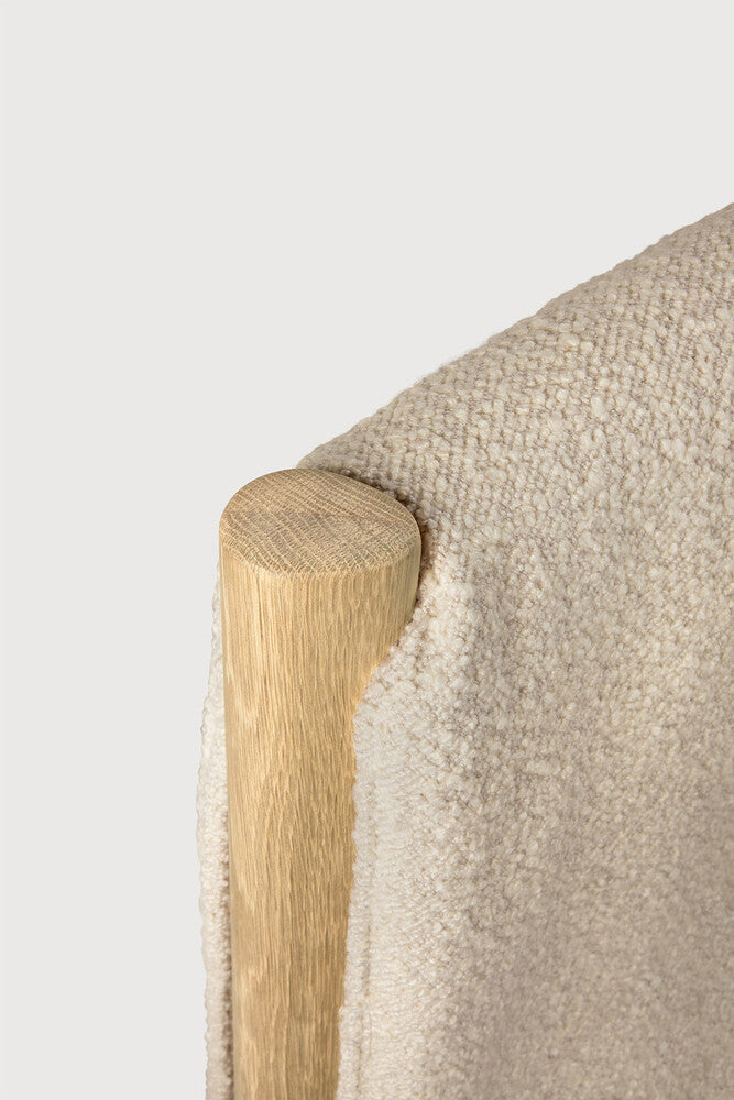 Letto Ethnicraft PI in rovere massello – design naturale e scultoreo per camere essenziali ed eleganti