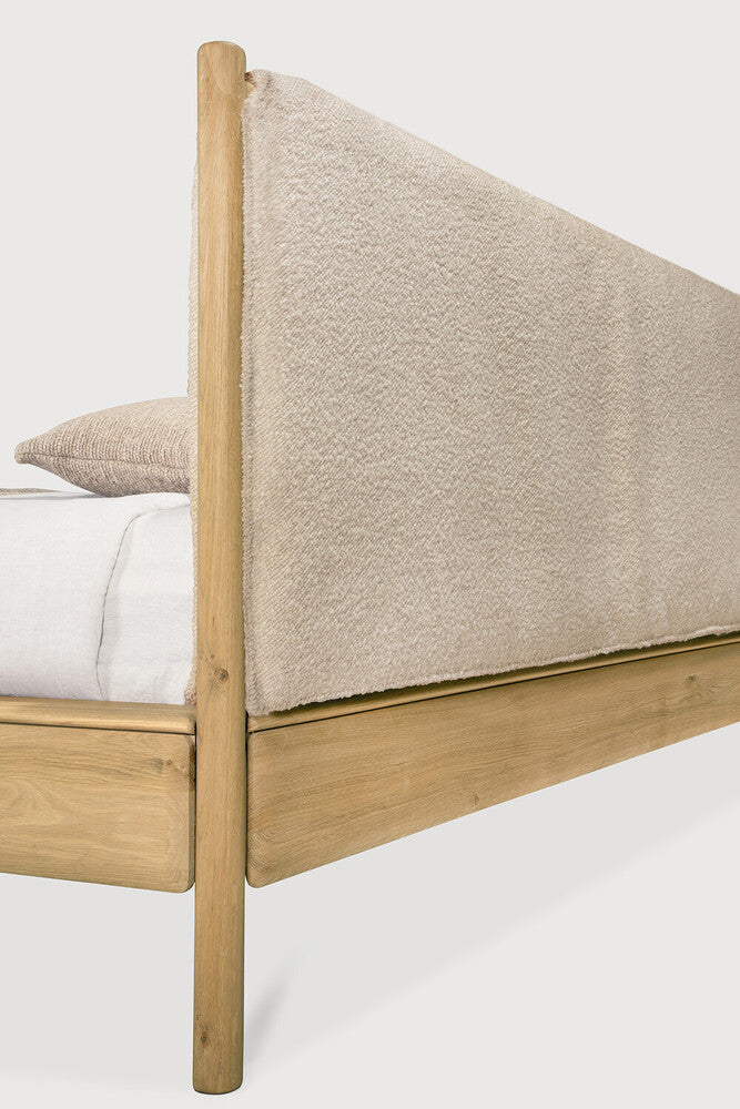 Letto Ethnicraft PI in rovere massello – design naturale e scultoreo per camere essenziali ed eleganti