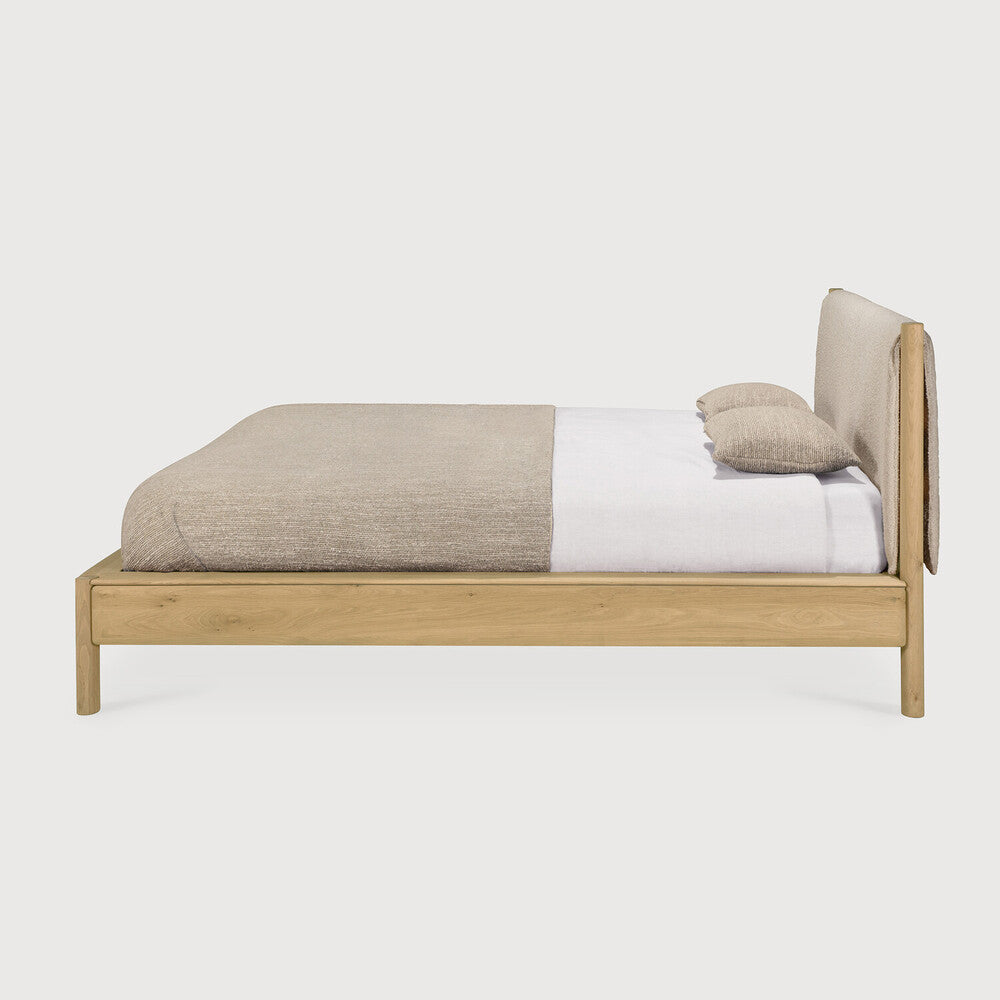 Letto Ethnicraft PI in rovere massello – design naturale e scultoreo per camere essenziali ed eleganti