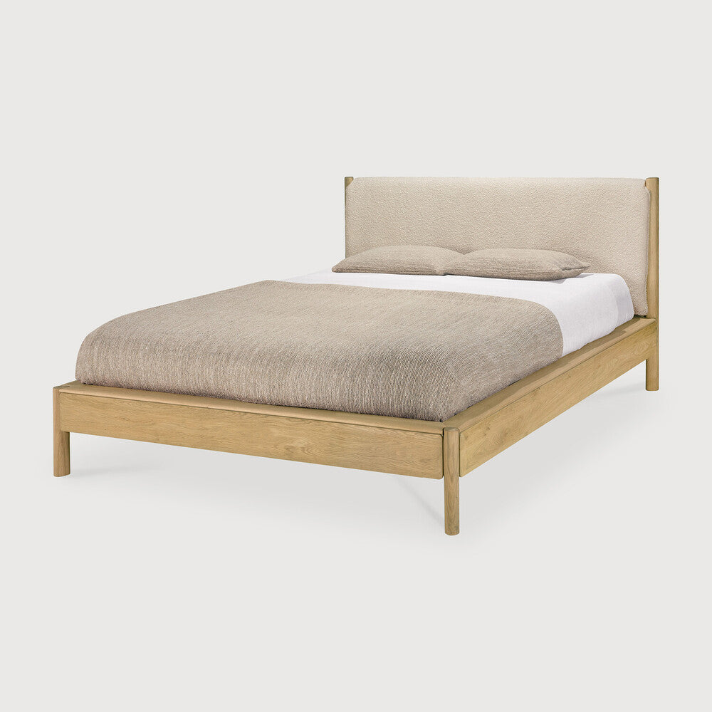 Letto Ethnicraft PI in rovere massello – design naturale e scultoreo per camere essenziali ed eleganti